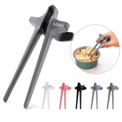 Ergonomic Finger-Worn Snack Clips for Gaming